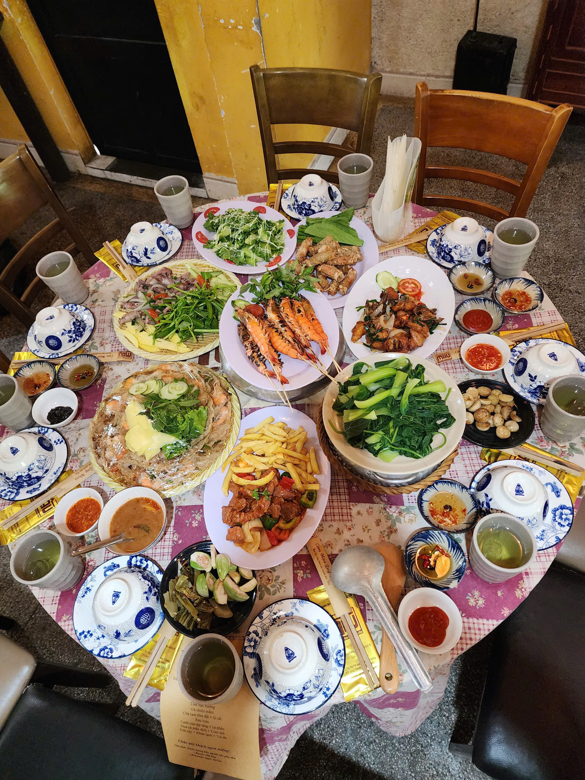 Không gian nhà hàng