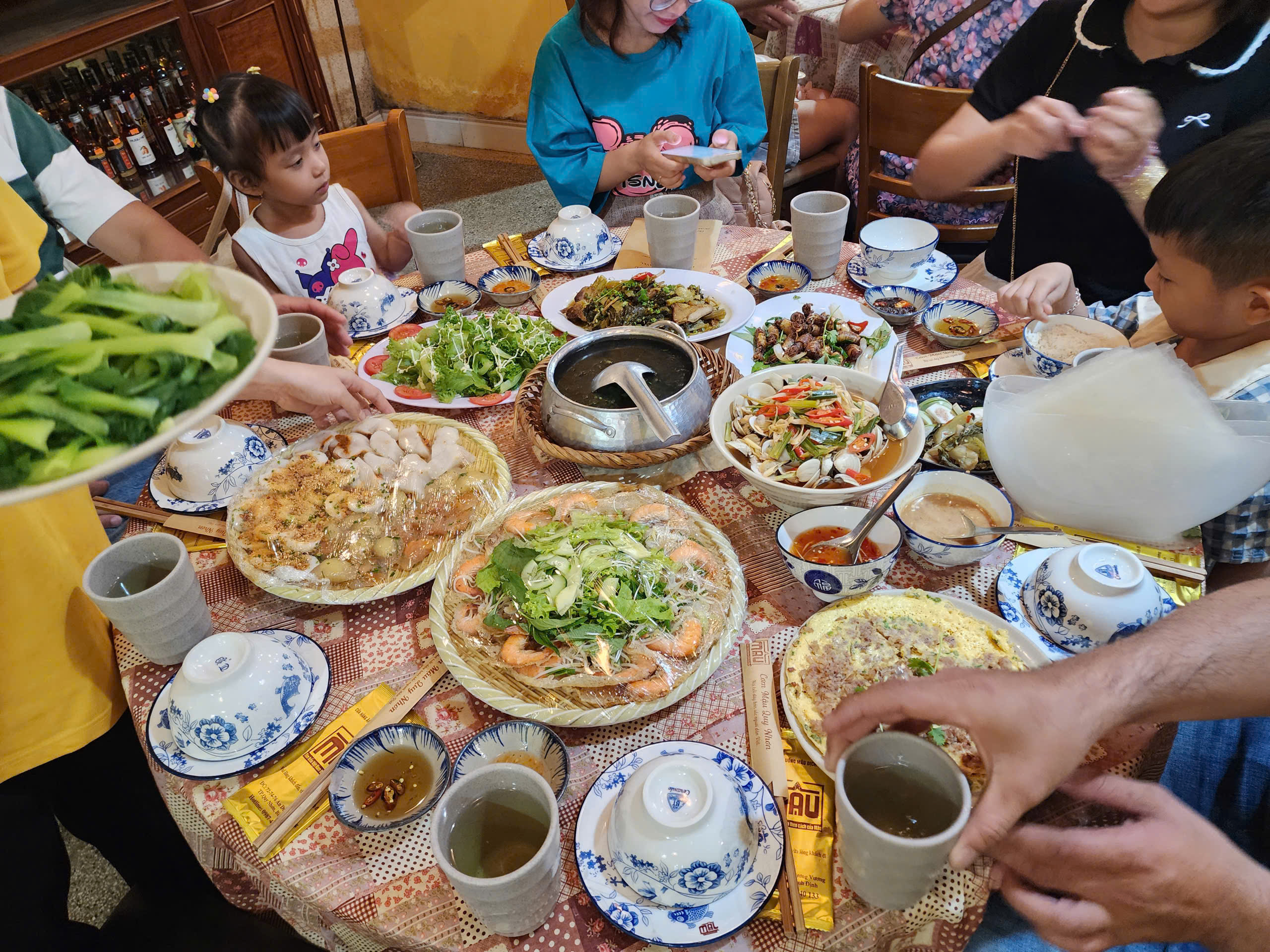 Không gian nhà hàng mậu dịch